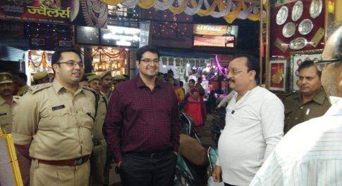 बहराइच। मुख्य बाज़ार का डीएम व एसपी ने किया पैदल भ्रमण
