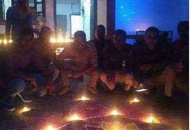 महराजगंज। थाना परिसर में दीप जलाकर पुलिसकर्मियों द्वारा मनाई गई दीपावली