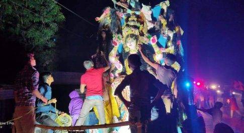 महराजगंज। भक्ति में डूबे श्रद्धालुओं एवं ठूठीबारी कोतवाली प्रशासन के सहयोग से सकुशल सम्पन्न हुई श्री लक्ष्मी जी की मूर्ती विसर्जन कार्यक्रम