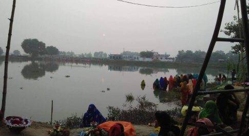 महराजगंज । डूबते सूर्य का अर्घ्य देती ब्रत महिलायें