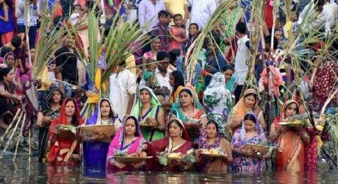 महराजगंज। डूबते सूर्य को अर्घ्य देकर की मंगलकामना