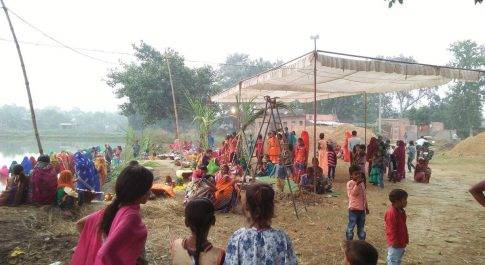 महाराजगंज। उगते हुए सूर्य का अर्घ्य देकर ब्रती महिलाओं ने पूरा किया व्रत