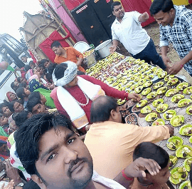 सन्त कबीर नगर। अखिल भारतीय मध्देशीय वैश्य सभा संतकबीरनगर ने छठ महापर्व पर जगह-जगह स्टाल लगाकर सभी भक्तों को प्रसाद वितरण किया