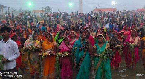 महराजगंज। उगते सूर्य को अ‌र्घ्य देकर महिलाओं ने तोड़ा व्रत