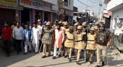 लखीमपुर खीरी। पैदल मार्च कर मुहल्लों में जायजा लिया