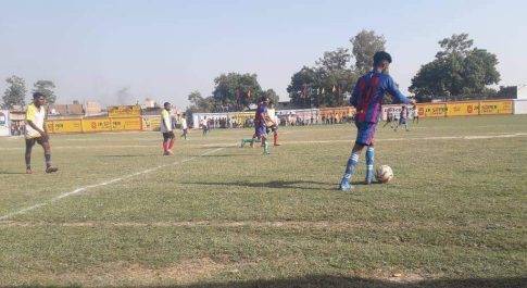 लखीमपुर खीरी फुटबॉल टूर्नामेंट का पहला मैच