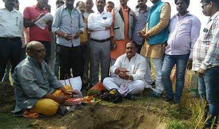 महराजगंज। ब्रेकिंग न्यूज 4करोड़ 30 की लागत से बनेगा पानी घर, युवा समाज सेवी प्रधान द्वारा हुआ भूमि पूजन