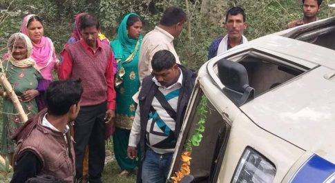 लखीमपुर खीरी । पतरासी, के पास मोटरसाइकिल सवार को बचाते पलटी मैजिक