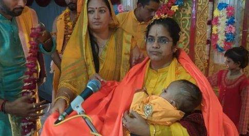 अयोध्या। जय घोष के साथ श्रीकृष्ण जन्मोत्सव में भक्तों के थिरके पाँव, वैदिक पद्धति अरणी मंथन से यज्ञशाला में धनंजय मिश्रा ने प्रकट की अग्नि