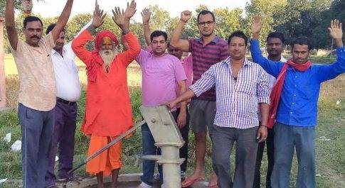 सन्त कबीर नगर। धर्मसिंहवा काली मंदिर परिसर में खराब पड़े व दूषित जल उगल रहे इंडिया मार्क हैंडपंप ग्रामिणो ने किया प्रदर्शन
