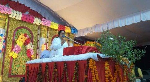 अयोध्या। भाजपा नेता सर्वजीत सिंह के निज आवास पर पांचवे दिन भागवत कथा में गोवर्धन पूजा के साथ हुए छप्पन भोग के दर्शन