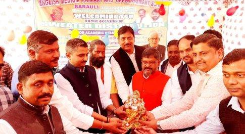 अयोध्या। विधायक रामचंद्र यादव ने छात्रों को बाटें स्वेटर बच्चों के चेहरे पर दिखी खुशहाली