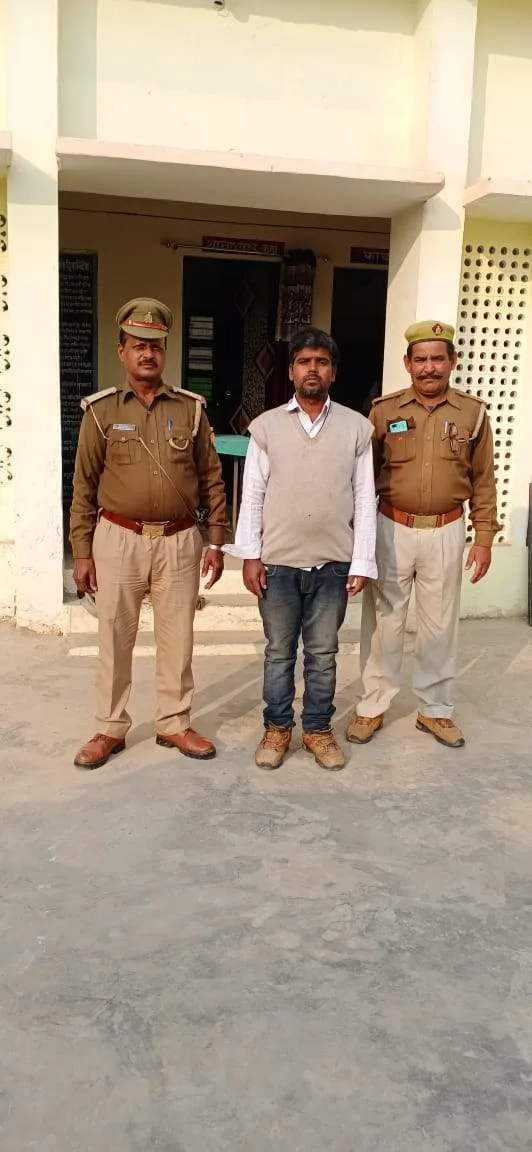 महराजगंज। बृजमनगंज थाना क्षेत्र मे आठ बोटा अवैध लकड़ी के साथ एक गिरफ्तार