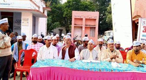 महराजगंज। निचलौल मे आप द्वारा पीएचसी पर मनाया गया स्थापना दिवस केंद्र पर मिली खामियां