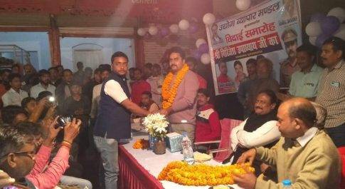 महराजगंज। बृजमनगंज ब्यापारियों द्वारा धूमधाम से मनाया गया थानाध्यक्ष का विदाई समारोह