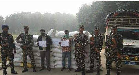 महराजगंज। एसएसबी के जवानों ने 58 बोरी विदेशी मटर के साथ दो लोग को किया गिरफ्तार