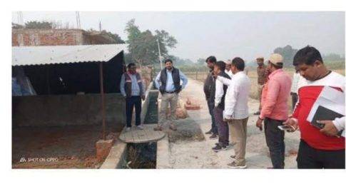 मिल्कीपुर अयोध्या – मुख्य विकास अधिकारी अयोध्या ने गड़ौली गांव के पशुशेड़ का किया निरीक्षण