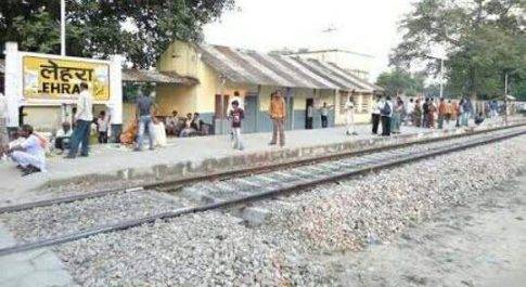 महराजगंज। लेहडा रेलवे स्टेशन पर ट्रेन से कटी अज्ञात युवती की लाश मिली
