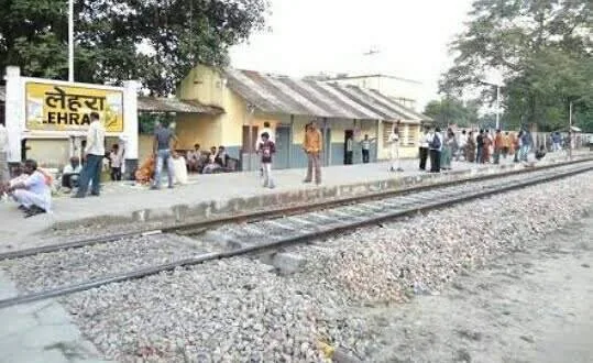 महराजगंज। लेहडा रेलवे स्टेशन पर ट्रेन से कटी अज्ञात युवती की लाश मिली
