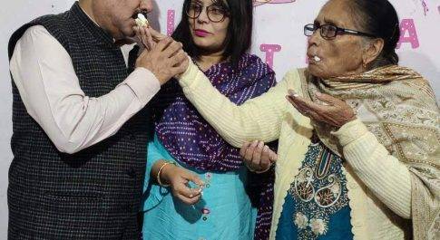 महराजगंज। 85वां जन्मदिन पर सासु मां के उम्र के लिए दुआ की:गुड्डू खान
