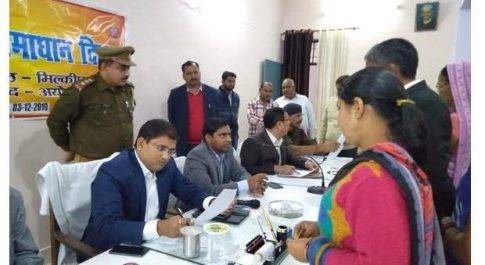 मिल्कीपुर अयोध्या/ संपूर्ण समाधान दिवस में जिला अधिकारी ने सुनी फरियादियों की समस्याएं