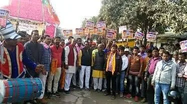 बृजमनगंज को टाउन एरिया दर्जा मिलने पर फूलमनहा चौराहा पर हुआ सबसे पहले हुआ विधायक बजरंगी सिंह का स्वागत