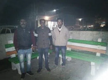 महराजगंज। बृजमनगंज क्षेत्र ग्राम प्रधान द्वारा हाताबेला हरैया मे पत्थर सीट बेंच लगवाया गया
