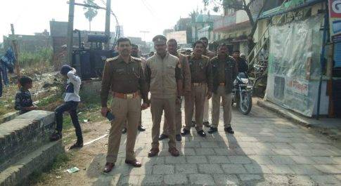 महराजगंज। बृजमनगंज क्षेत्र मे शांति स्वस्थता कायम हेतु थानाध्यक्ष द्वारा फ्लैग मार्च