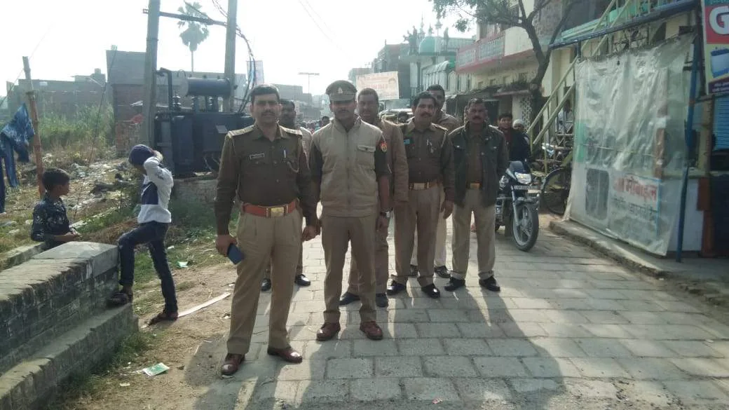 महराजगंज। बृजमनगंज क्षेत्र मे शांति स्वस्थता कायम हेतु थानाध्यक्ष द्वारा फ्लैग मार्च