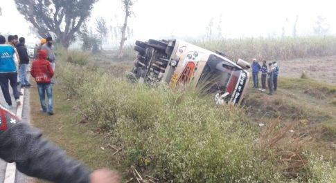 लखीमपुर खीरी तहसील निघासन पलिया से तिकुनिया को जाने वाली सन्धि बस पलटी