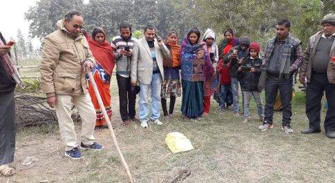 महराजगंज। बृजमनगंज क्षेत्र में ग्रामीणों ने अजगर को पकड़ कर किया वनविभाग के हवाले