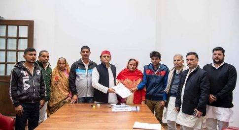 महराजगंज। पूर्व मुख्यमंत्री अखिलेश सिंह यादव से मृतक जितेन्द्र यादव के परिवार ने की मुलाकात
