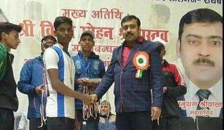 महराजगंज। बृजमनगंज के लाल ने किक बाक्सिंग मे सिल्वर मेडल पाकर जिले का नाम किया रोशन