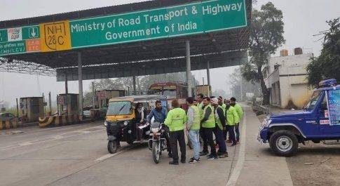 बहराइच। ऐनी टोल प्लाजा पर सड़क सुरक्षा सप्ताह के तीसरे दिन टोल कर्मियों ने लोगों को किया जागरूक