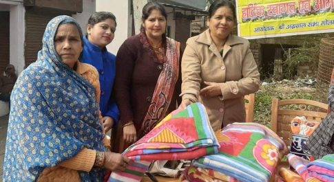 लखीमपुर खीरी I अग्रवाल महिला सभा द्वारा कंबल वितरण का कार्यक्रम किया गया।