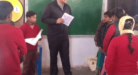 बहराइच :डीएम के सवालों का जवाब नहीं दे पाए छात्र