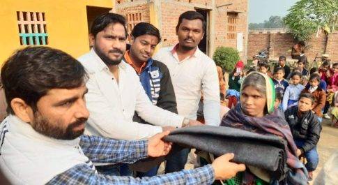 महराजगंज। भीषण ठंड पडने पर बृजमनगंज क्षेत्र में ठंड के कारण जगह जगह असहाय लोगों को बाटें जा रहे कंबल