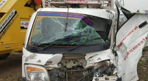 महराजगंज। फरेंदा बाईपास पर मैजिक ट्रक की भीषण टक्कर में एक की मौत कई घायल