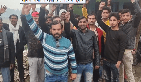 हाईवे के किनारे पर लोगो ने किया विरोध, हटवाई जाए शराब की दुकान