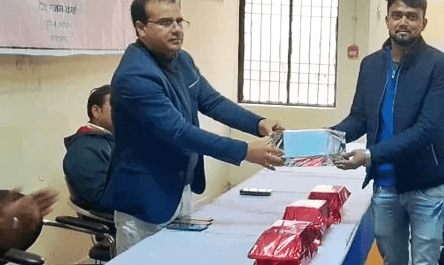 एआरटीओ कार्यालय पर चालको को सम्मानित करते अरविंद कुमार