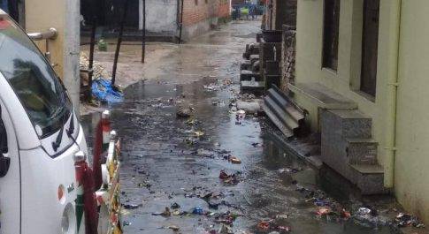 महराजगंज। हल्की बूंदाबांदी ने खोल दी पोल  नौतनवा स्वच्छता मिशन की