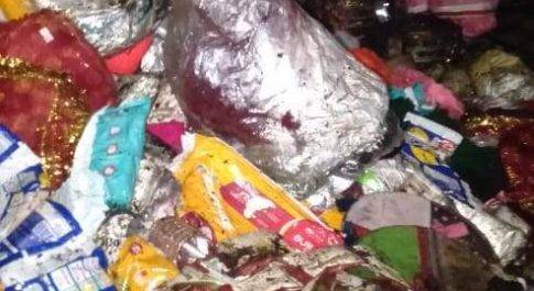 महराजगंज। फरेंदा कस्बे के श्रींंगार की दुकान में आग लग जाने से लाखों का सामान जलकर राख हो गया