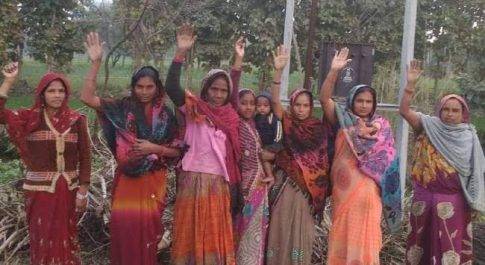 गोंडा/बिजली न मिलने पर महिलाओं ने किया प्रदर्शन