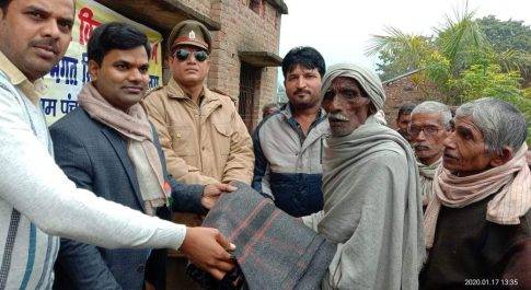 लखीमपुर खीरीI कोतवाल संजय त्यागी द्वारा वितरण किया गया गरीबों को ठंड से राहत के लिए कम्बल