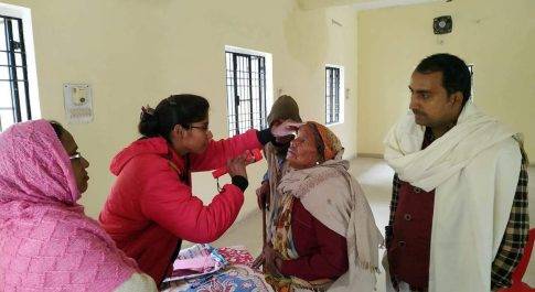 अयोध्या-भाजपा नेता डा आशुतोष मिश्र द्वारा लगाया गया नेत्र चिकित्सा शिविर।