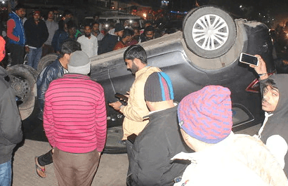 गोण्डा : में कोहरा और अंधेरा की वजह से, डिवाइडर से टकराकर पलटी कार