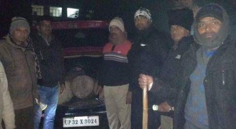 महराजगंज। वन विभाग की टीम ने किमती लकड़ी के साथ एक पिकअप व मारुति पकडी, सीज, तस्कर गिरफ्तार।