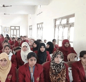 बहराइच : में कालेज प्रबन्ध समिति की ओर से महिला पीजी कालेज की, सौ छात्राओं को बांटे गए कोट