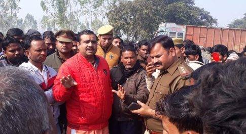 लखीमपुर खीरी l गन्ना लोड करते समय करेन्ट लगने से मृत्यु ग्रामीण ने सड़क जाम कर प्रदर्शन किया