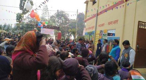 महराजगंज। फूलमनहा मे कृष्णा पब्लिक स्कूल पर ध्वजारोहण कार्यक्रम संपन्न
